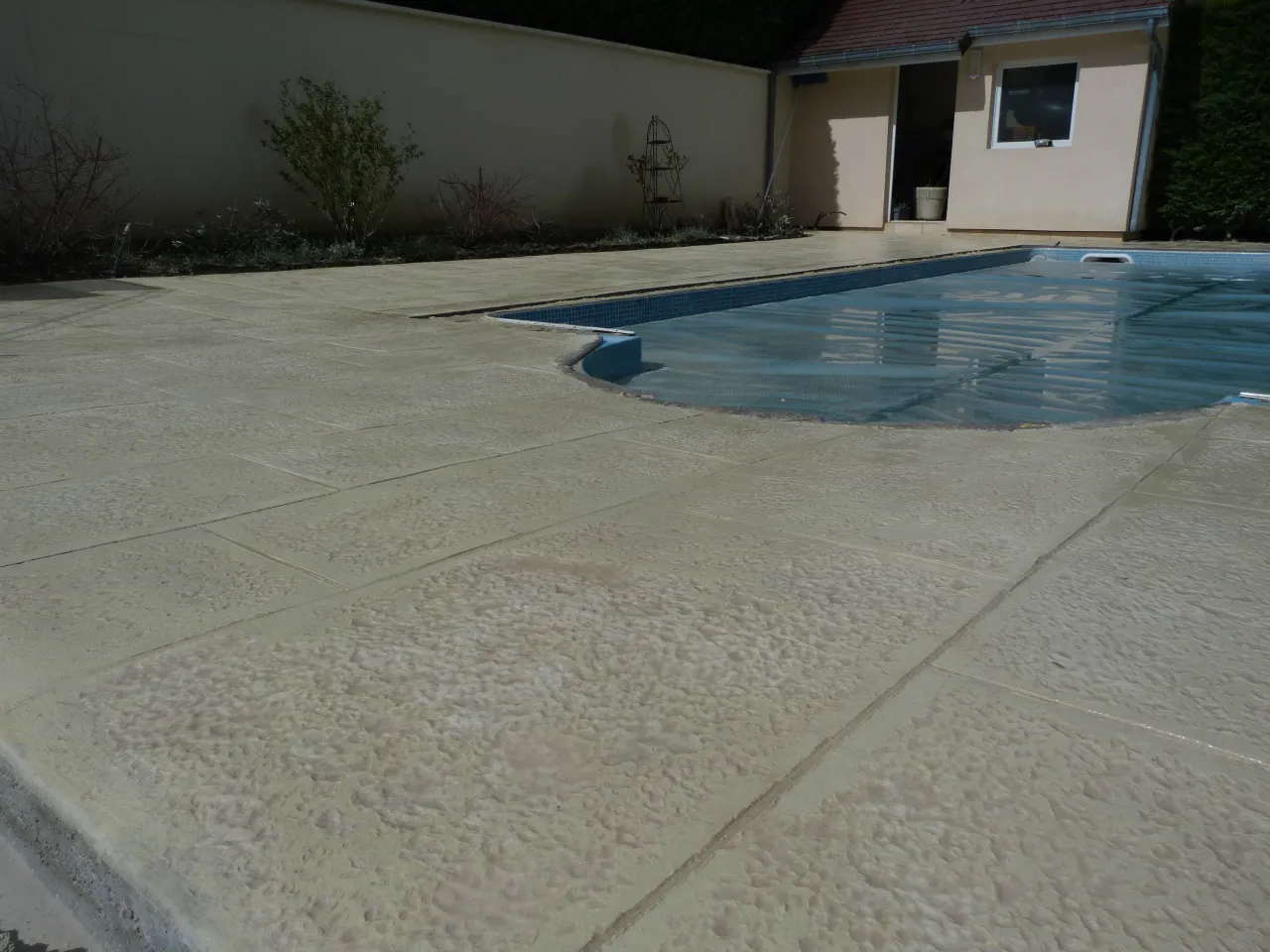 Abords de piscine en béton imprimé clair