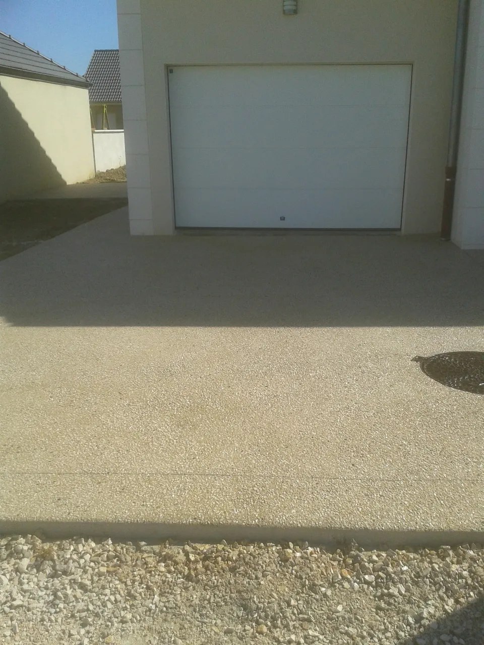 Cour en béton désactivé devant une porte de garage