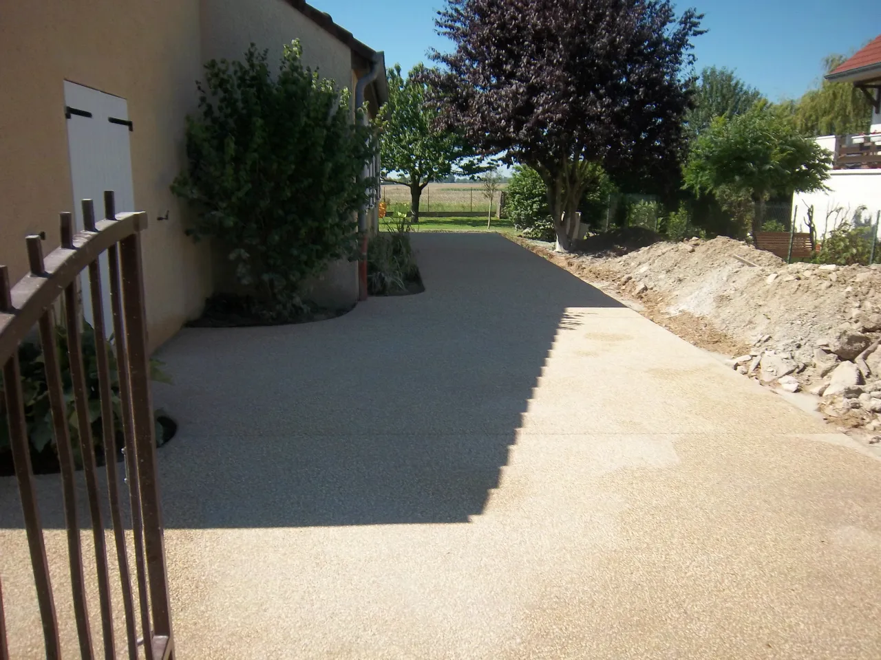 Allée en béton désactivé au départ de la maison