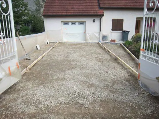 Avant : terrain coffré devant le garage