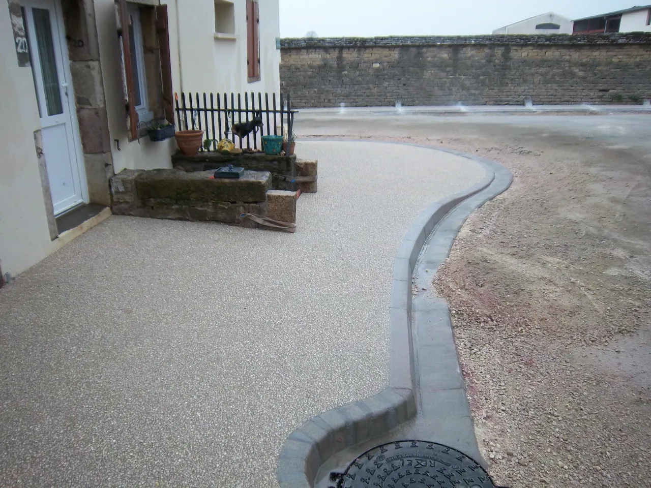 Cour en béton désactivé avec bordure courbe