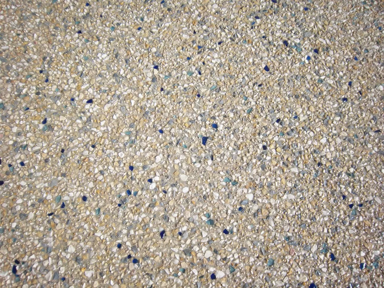 Détail des granulats apparents d'un béton désactivé