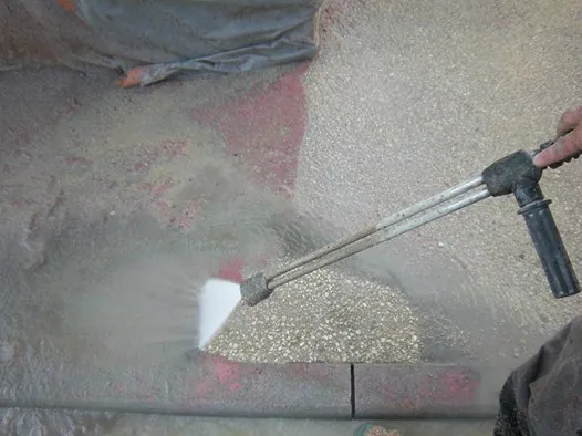 Lavage d'un béton désactivé pour faire apparaître les granulats