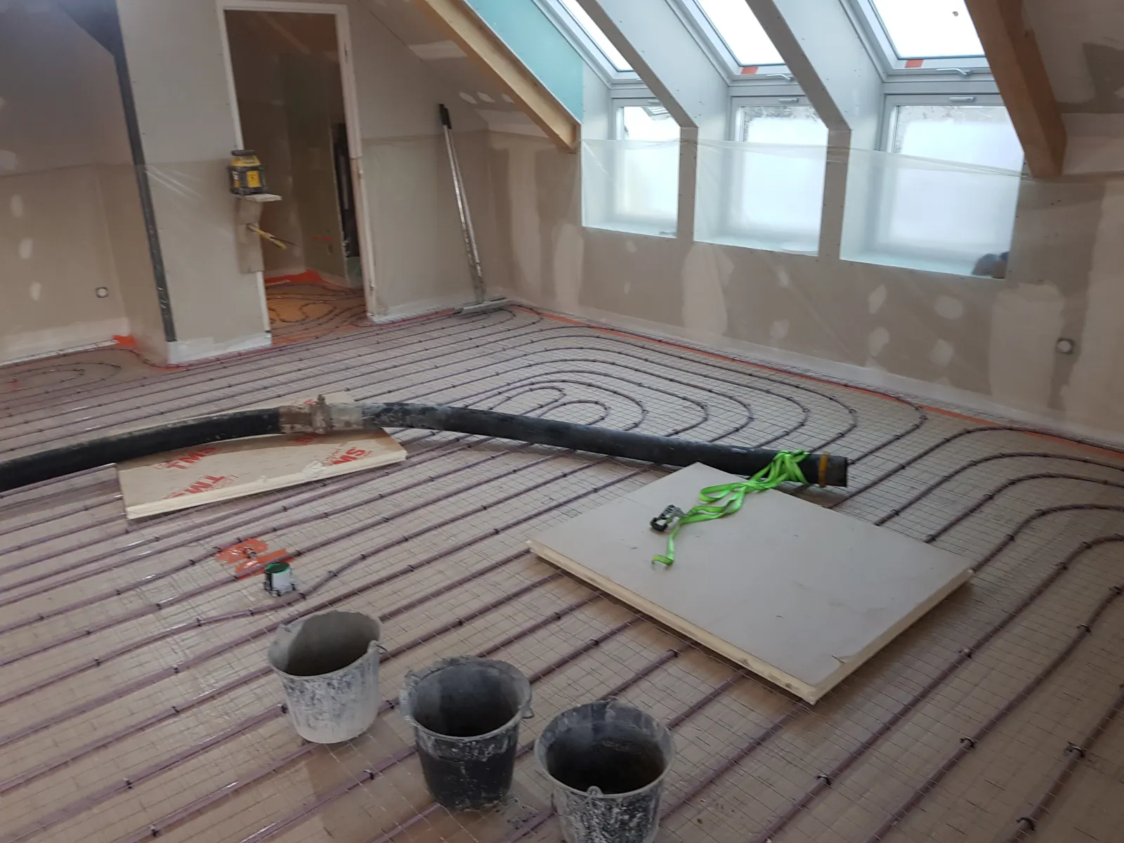 Support préparé avec plancher chauffant avant réalisation de la chape