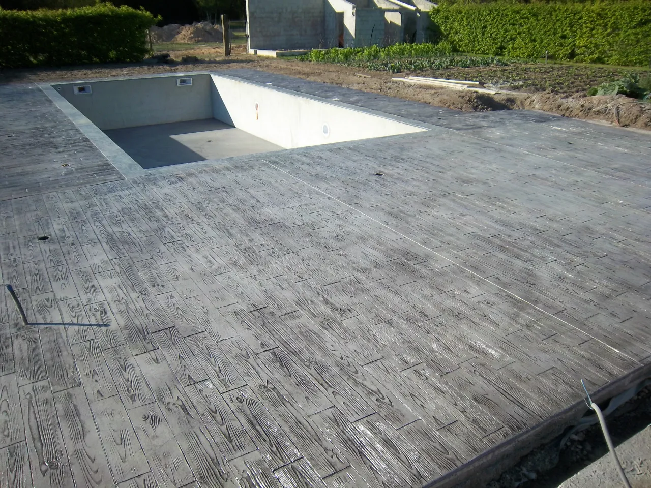 Plage de piscine en béton imprimé effet bois gris