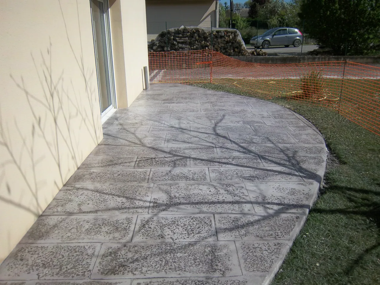 Terrasse arrondie en béton imprimé gris