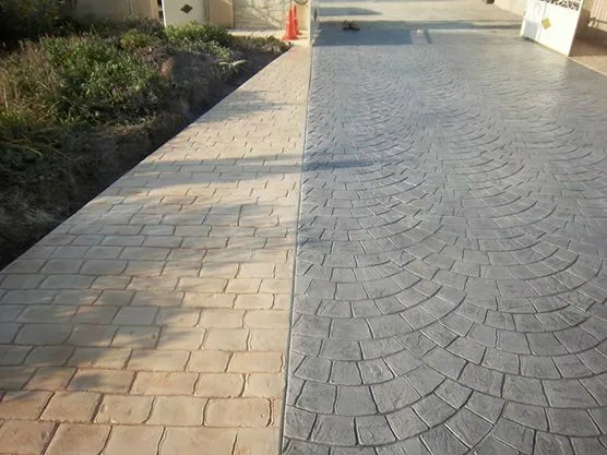Allée en béton imprimé à motif de pavés en éventail