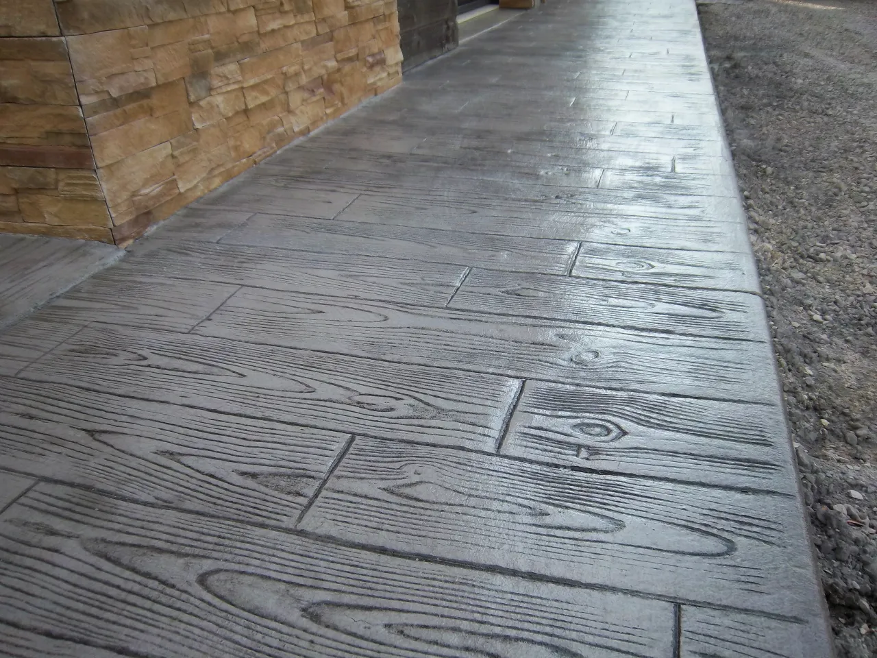 Allée étroite en béton imprimé effet parquet