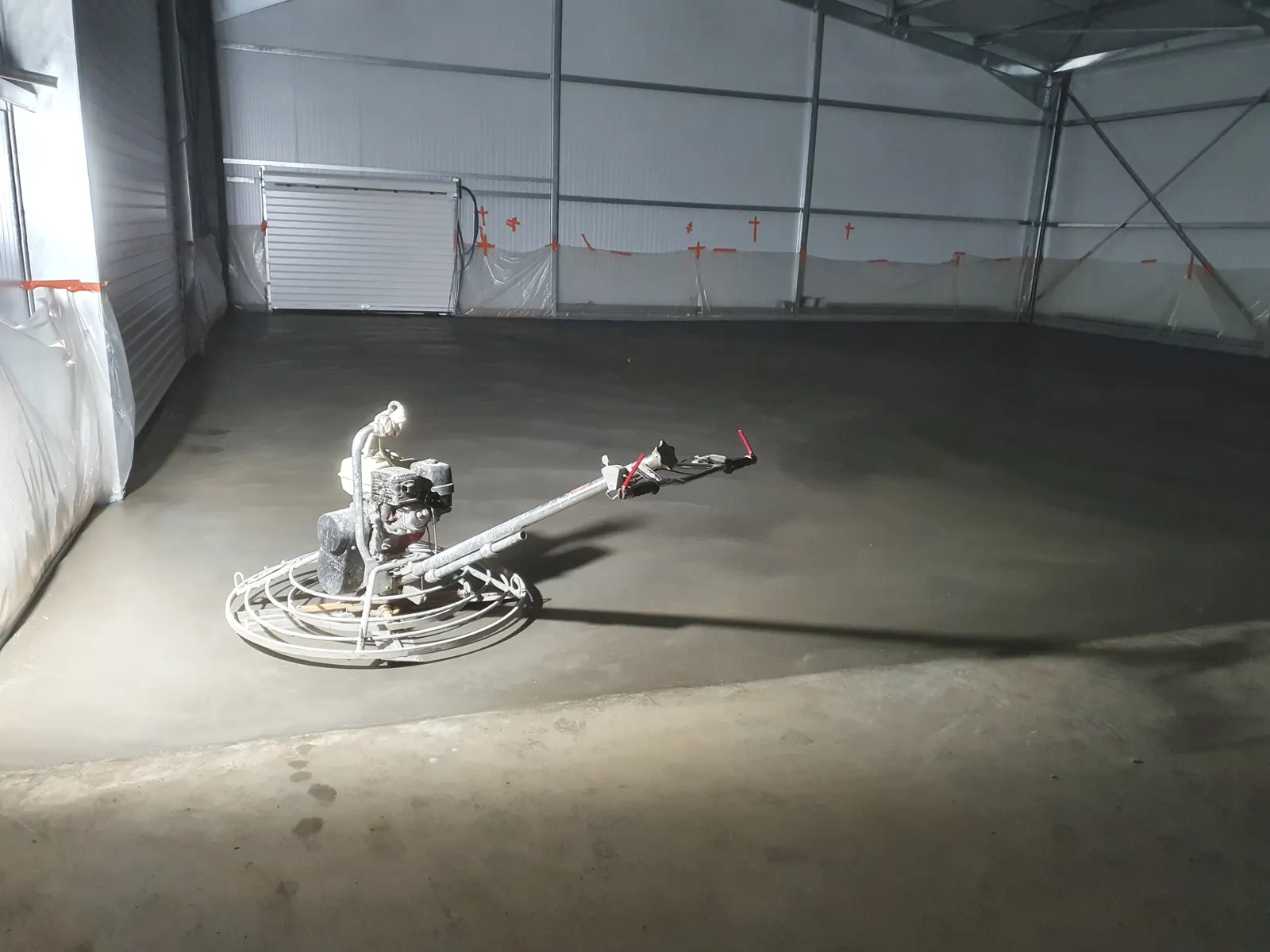 Lissage mécanique d'un dallage en béton à l'hélicoptère