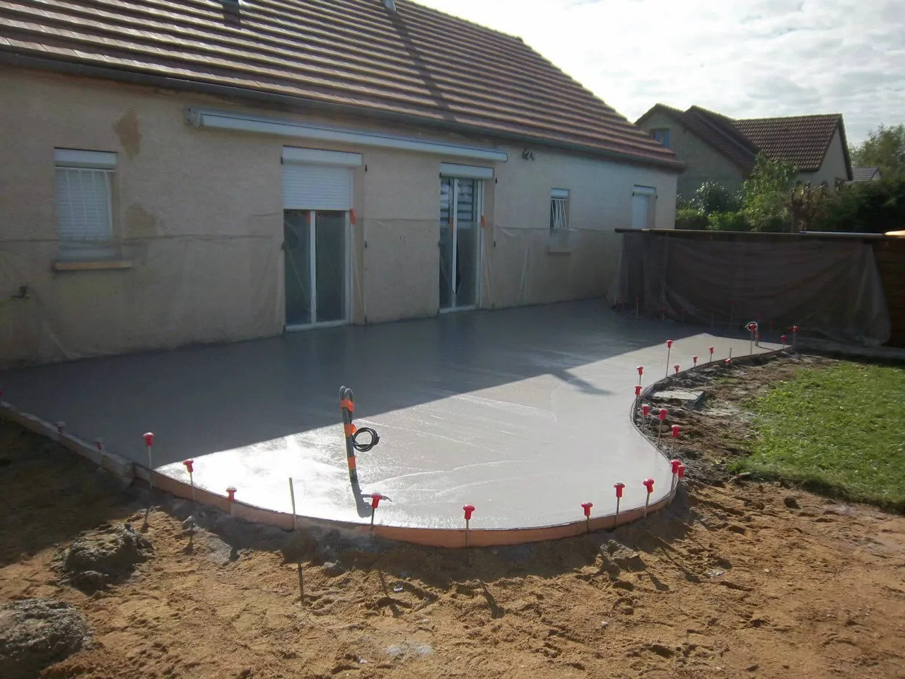 Terrasse coffrée et coulée autour d'une maison