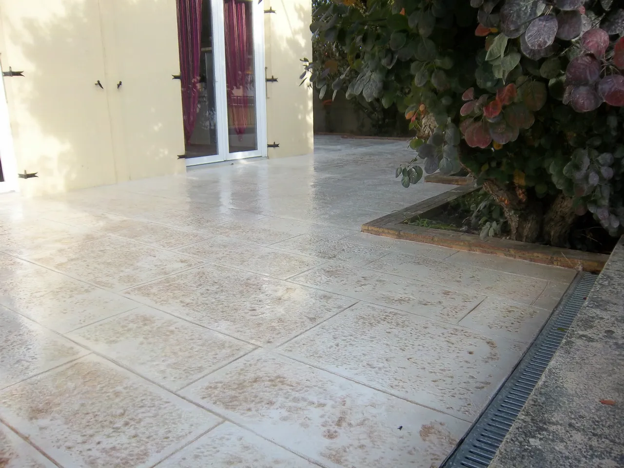 Terrasse claire en béton imprimé avec caniveau