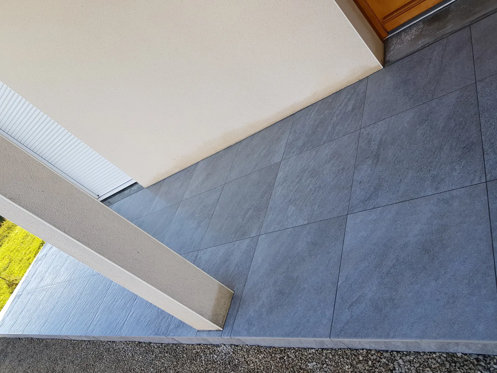 Grès cérame gris posé au seuil d'une maison