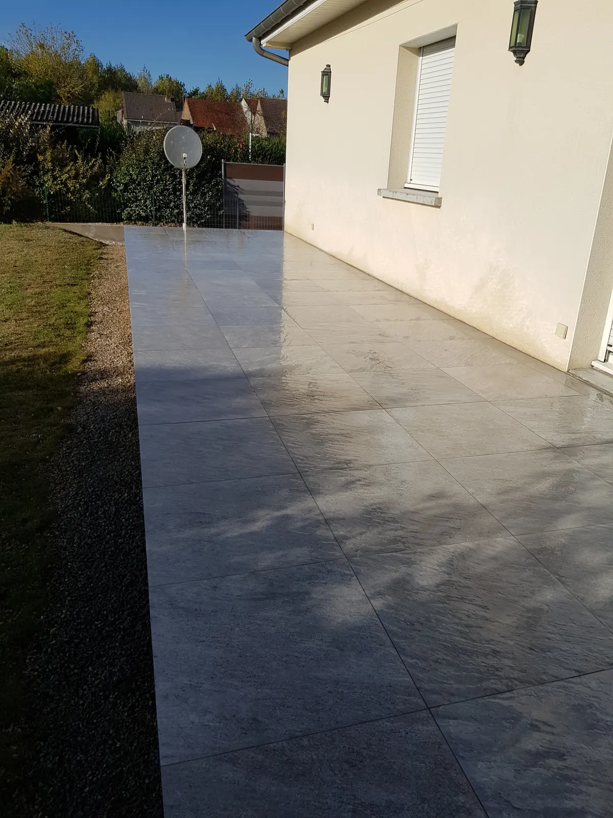 Passage extérieur en grès cérame gris