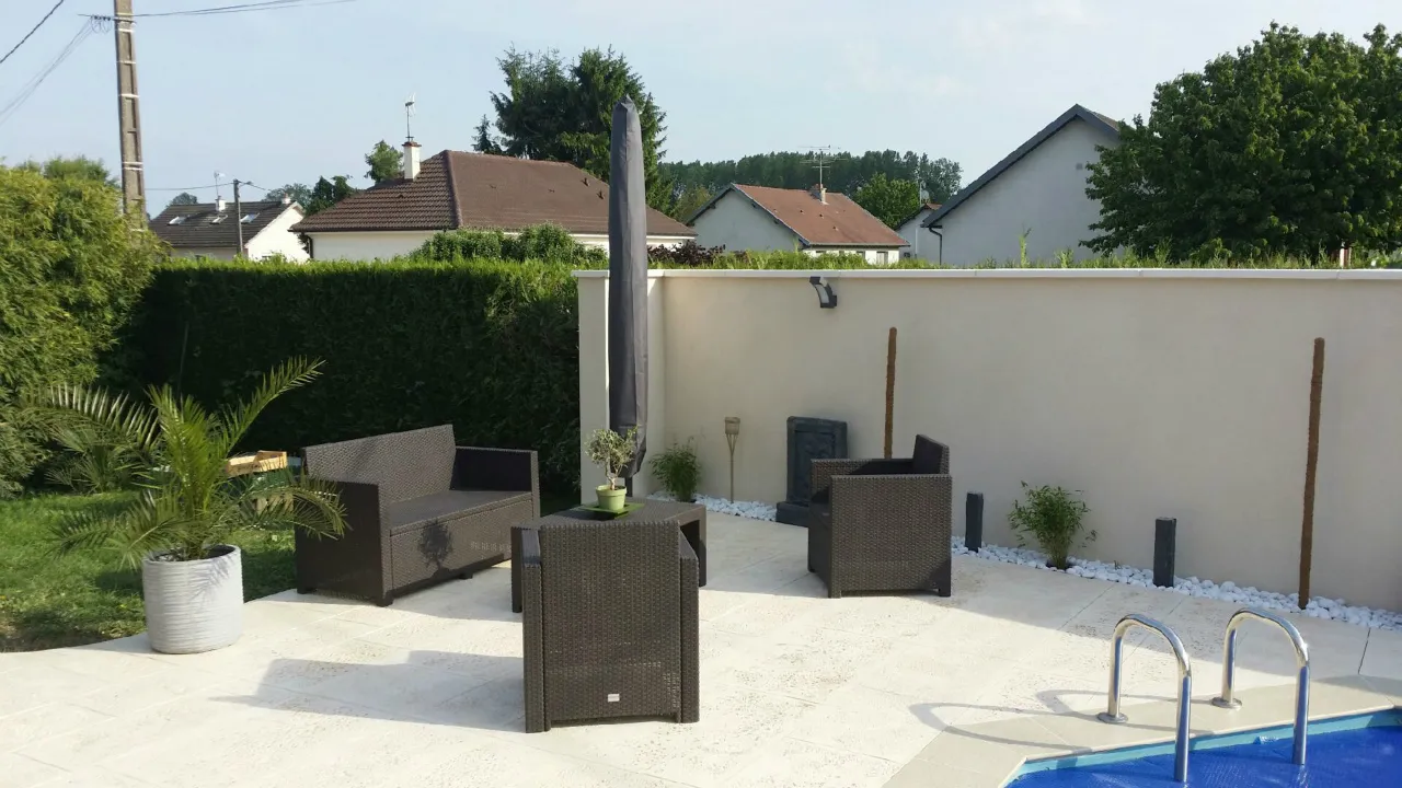 Espace salon sur la terrasse à côté du bassin